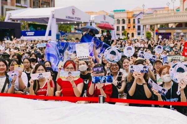 지난해 8월 문화체육관광부와 한국관광공사가 베트남 하노이에서 개최한 K-관광 로드쇼 행사에 참가한 LCK 선수들을 보기 위해 구름처럼 몰린 베트남 팬들 사진LCK 제공