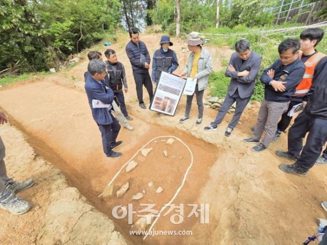 광주시 북구 용봉동 일대에서 발견된 고대유적터를 연구자들이 살펴보고 있다 사진광주시 