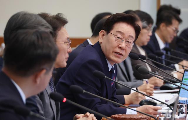 이재명 대통령이 지난 12일 청와대에서 열린 국무회의 겸 비상경제점검회의에서 윤호중 행안부 장관에게 질문하고 있다 사진연합뉴스