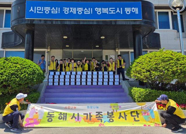 동해시가족봉사단이 원봉회와 함께 ‘사랑의 김치 나눔 봉사활동’을 펼치고 단체기념촬영을 하고 있다사진동해시가족봉사단