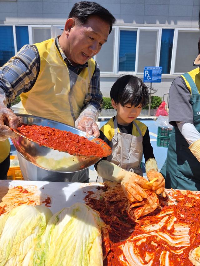 발한행정복지센터 마당에서 ‘사랑의 김치 나눔 봉사활동’을 진행하고 있다 사진동해시가족봉사단