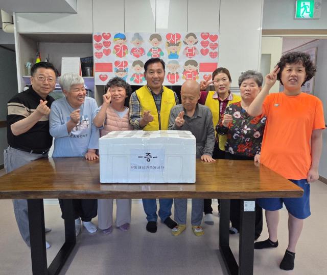 동해시가족봉사단이 가정의 달을 맞아 외로움과 생활의 어려움을 겪고 있는 이웃들에게 따뜻한 마음을 전달하고 있다 사진동해시가족봉사단