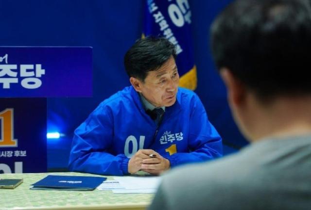 이정학 더불어민주당 동해시장 후보가 북평민속시장 활성화를 위한 현장 의견 청취에 나서고 있다 사진이정학 동해시장 후보 선거 사무소