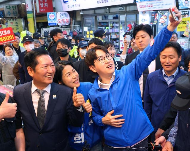 3일 오후 부산 북구 구포시장에서 정청래 더불어민주당 대표와 북갑 국회의원 보궐선거 출마를 공식화한 하정우 전 청와대 AI 미래기획수석이 상인들과 사진을 찍고 있다 사진연합뉴스