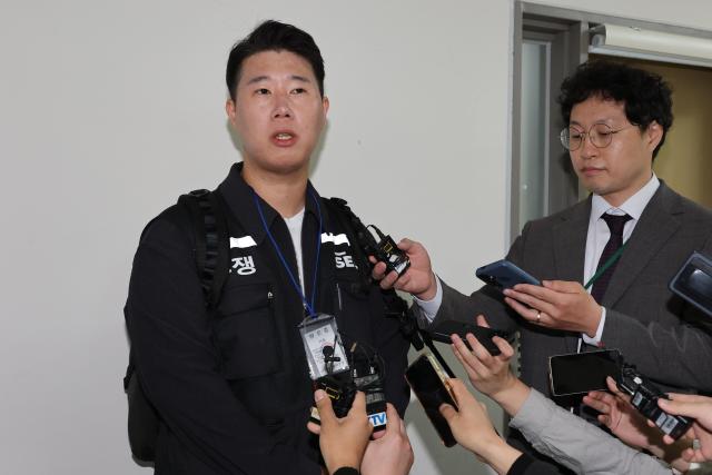 최승호 초기업노조 삼성전자지부 위원장이 12일 세종시 정부세종청사 중앙노동위원회에서 열린 2차 사후조정회의에 참석하며 취재진 질문에 답하고 있다 사진연합뉴스