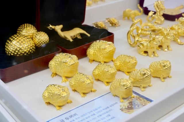  Gold products are displayed at the Korea Gold Exchange in Jongno-gu Seoul on December 24 2025 AJP Yoo Na-hyun