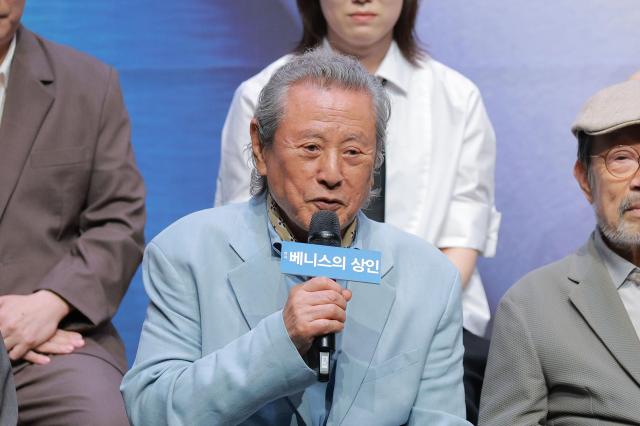 배우 박근형이 5월 12일 오후 서울 종로구 대학로 NOL서경스퀘어에서 열린 연극 베니스의 상인 기자간담회에 참석해 인사말을 하고 있다 20260512사진유대길 기자 dbeorlf123ajunewscom