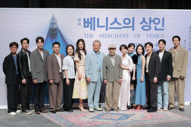 12일 오후 서울 종로구 대학로 NOL서경스퀘어에서 연극 베니스의 상인 기자간담회에 출연 배우들이 포즈를 취하고 있다 20260512사진유대길 기자 dbeorlf123ajunewscom
