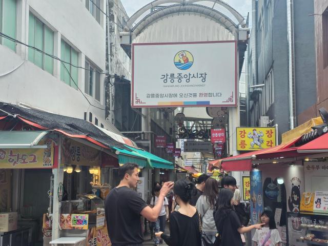 12일 강원도 강릉 중앙시장에 이용객들이 장을 보고 있다사진박종호 기자
