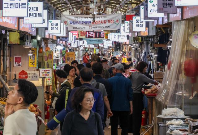A notice about South Korea’s fuel cost relief payment program is displayed at a market in Seoul’s Seodaemun District on May 12 2026 AJP Yoo Na-hyun