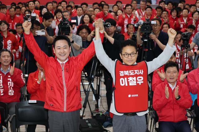 12일 오후 대구 수성구 국민의힘 경북도당에서 열린 경북도당 선대위 발대식에서 장동혁 대표와 이철우 경북도지사 예비후보가 손을 맞잡고 있다 사진연합뉴스