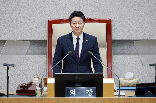 김진경 의장이 제390회 임시회 본회의에서 개회사를 하고 있다 사진경기도의회
