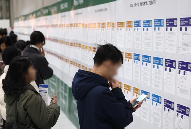 Job growth hits 16-mo low in Korea April, youth employment worsens for 2nd year
