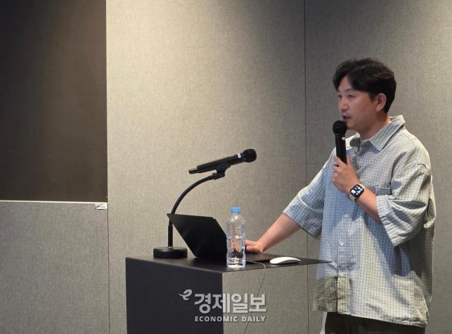 오두용 카카오모빌리티 로봇 개발 리더가 플랫폼의 기술 발전과 로봇 산업에서의 적용을 주제로 발표하고 있다 사진류청빛 기자