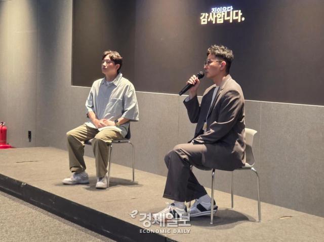 오른쪽부터 강은규 카카오모빌리티 미래사업플랫폼 리더와 오두용 카카오모빌리티 로봇 개발 리더가 QA를 진행하고 있다 사진류청빛 기자
