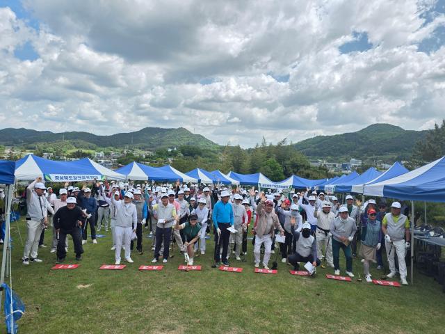 목포 부주산국제파크골프장에서 지난 11일 열린 제4회 영호남 전남·광주·경북협회 임원친선 파크골프대회에서 참가자들이 기념촬영을 하고 있다사진전라남도파크골프협회