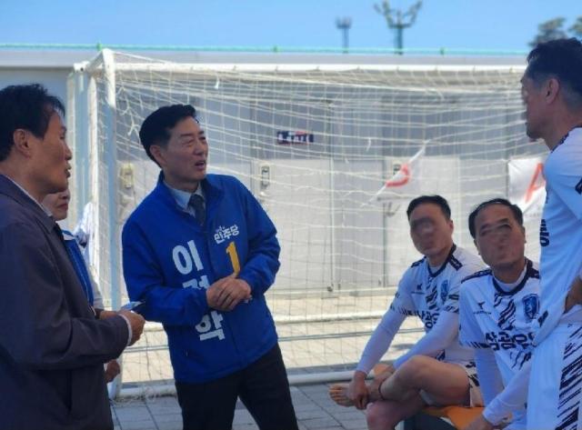 이정학 후보가운데가 동해종합경기장 축구장에서 열린 동해시 생활축구동호인 주중리그 경기를 관전한 뒤 동호인들과 즉석 간담회를 갖고 있다 사진이정학 후보 선거 사무소
