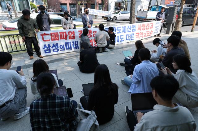 삼성전자 주주행동 실천본부 관계자들이 12일 서울 용산구 한남동에서 파업 철회촉구 기자회견을 하고 있다 사진연합뉴스