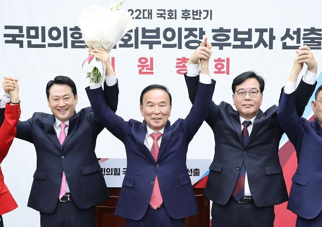 제22대 국회 후반기 당 국회부의장 후보자로 선출된 박덕흠 국민의힘 의원이 13일 국회에서 열린 제22대 국회 후반기 당 국회부의장 후보자 선출 의원총회에서 기념 촬영하고 있다 왼쪽부터 국민의힘 장동혁 대표 박 의원 송언석 원내대표 사진연합뉴스