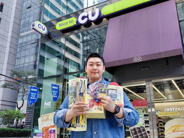 모델이 CU의 캐릭터 협업 상품을 소개하고 있다 사진CU