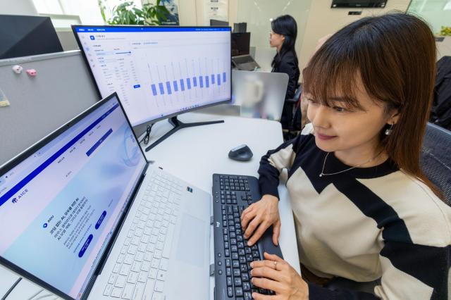 노트북에 설치된 ‘AIDU’를 통해 AI 데이터 분석을 진행하는 모습 사진KT