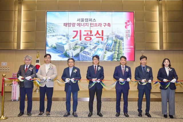 12일 고려대 서울캠퍼스에서 기공식 후 기념 촬영 중인 김구영 SKT 엔터프라이즈사업본부장왼쪽에서 다섯번째 정순영 고려대 교무부총장왼쪽에서 네번째과 관계자들의 모습 사진SKT