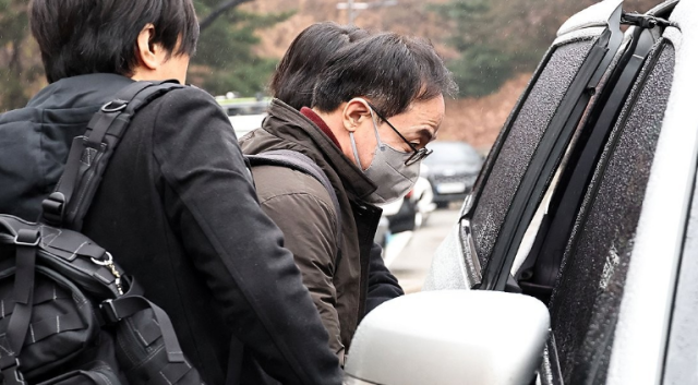 대통령 관저 이전 특혜 의혹 핵심 인물인 김오진 전 국토교통부 차관이 지난해 12월 16일 서초구 서울중앙지방법원에서 열린 구속 전 피의자 심문을 마치고 나와 구치소로 향하고 있다 사진연합뉴스