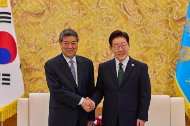 李在明会见中国国家副总理何立峰