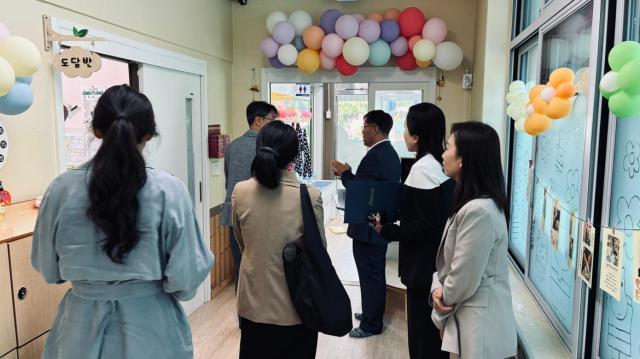 13일 충남교육청 및 교육부 관계자가 서산 대산초병설유치원에 방문하여 한울타리유치원 운영 기관 현장을 확인하고 있는 장면사진충남교육청