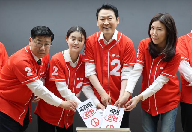 장동혁 국민의힘 상임선거대책위원장오른쪽 2번 등이 13일 서울 여의도 중앙당사에서 열린 국민무시 심판 공소취소 저지 국민선거대책위원회 출범식에서 투표 퍼포먼스를 하고 있다 사진연합뉴스
