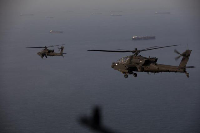 호르무즈 해협 상공에서 미군 AH-64 아파치 헬기가 순찰 비행을 하고 있다 사진AFP연합뉴스
