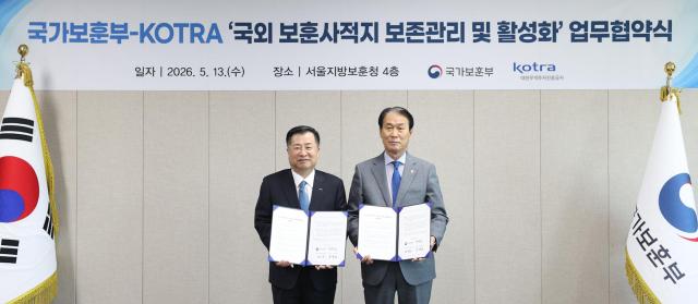 권오을 국가보훈부 장관오른쪽과 강경성 대한무역투자진흥공사코트라 사장이 13일국외 보훈사적지의 보존관리 및 활성화를 위한 업무협약MOU을 체결했다 사진코트라