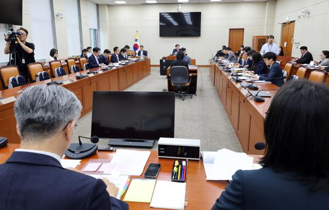 국회에서 열린 국회 정무위원회 법안심사제2소위 회의 사진연합뉴스