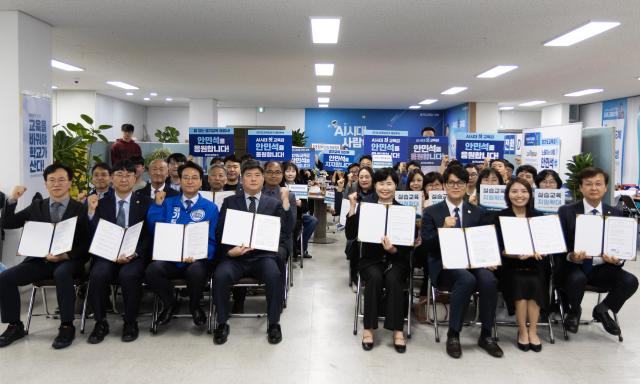 안민석 경기도교육감 민주·진보 단일후보가 12일 캠프사무소에서 경기도 주요 보건의료단체들과 아동·청소년 건강보장을 위한 합동 정책협약을 체결했다 사진안민석 경기도교육감 민주·진보 단일후보 ‘안심캠프’