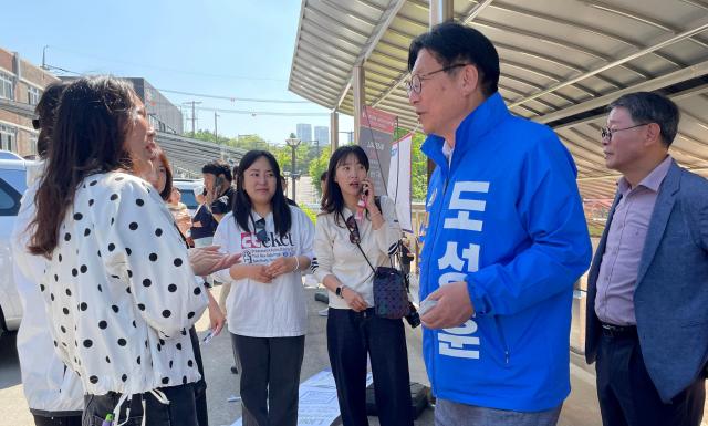 도성훈 인천시교육감 예비후보가 13일 오전 인천고등학교에서 열린 제64회 인천고등학교 총동문회장기 초중등부야구대회 개회식 현장을 찾아 학부모들과 대화하고 있다 사진도성훈 후보