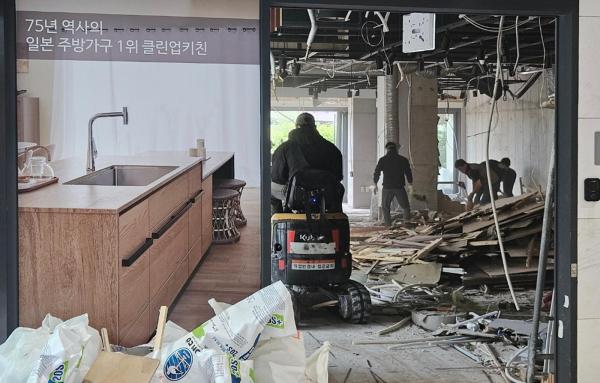 지난 11일 서울 강남구 소재 클린업키친 쇼룸이 철거 중인 모습 사진홍승완 기자
