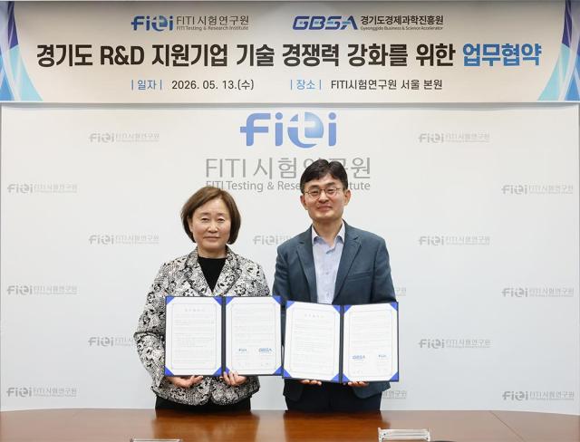 김현곤 경과원장오른쪽과 윤주경 FITI원장왼쪽이 13일 서울 마곡 FITI 본원에서 ‘경기도 RD 지원기업 기술 경쟁력 강화를 위한 업무협약’을 체결했다 사진경과원