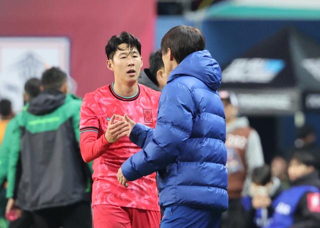 14일 대전월드컵경기장에서 열린 남자축구 국가대표 A매치 평가전 대한민국과 볼리비아의 경기 한국 손흥민이 후반전에 교체된 뒤 홍명보 감독과 하이파이브하고 있다 사진연합뉴스