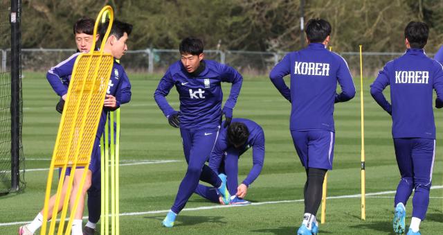 한국 축구 국가대표팀의 주장 손흥민을 비롯한 선수들이 코트디부아르전을 앞두고 25일현지시간 영국 런던 북서쪽 밀턴킨스 MK돈스 훈련장에서 팀훈련을 하고 있다 사진연합뉴스