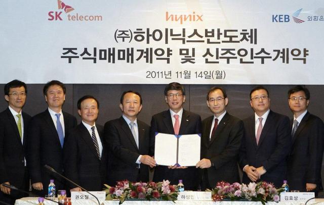 SK텔레콤은 2011년 11월 14일 오후 채권단과 하이닉스반도체 경영진이 참석한 가운데 하이닉스반도체 인수를 위한 지분인수계약 조인식을 가졌다 사진연합뉴스