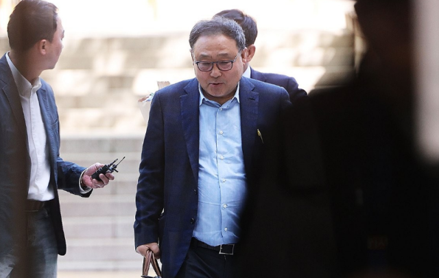 로봇개 사업가 서성빈씨가 지난달 24일 서울 서초구 서울중앙지방법원에서 열린 특정범죄가중처벌등에관한법률위반알선수재 등 9차 공판에 출석하고 있다 사진연합뉴스