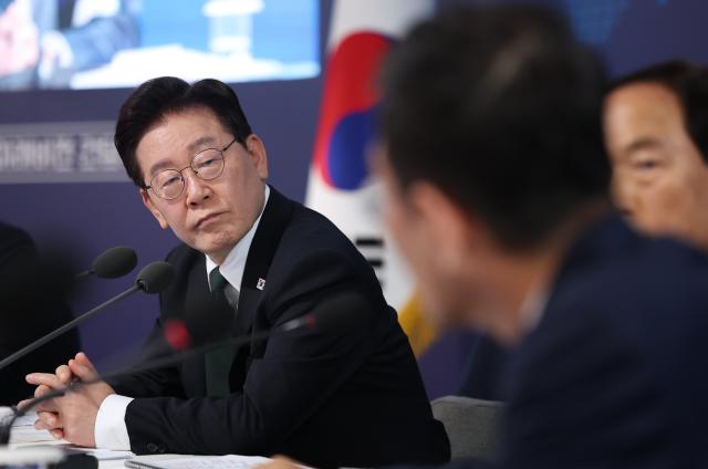 이재명 대통령이 13일 호텔현대 바이 라한 울산에서 열린 K-조선 미래비전 간담회에서 참석자 발언을 듣고 있다 사진연합뉴스