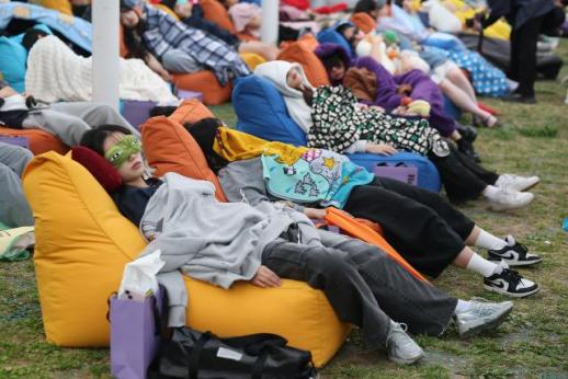 韩国社会深陷缺觉困境 从青少年到职场人的集体睡眠危机