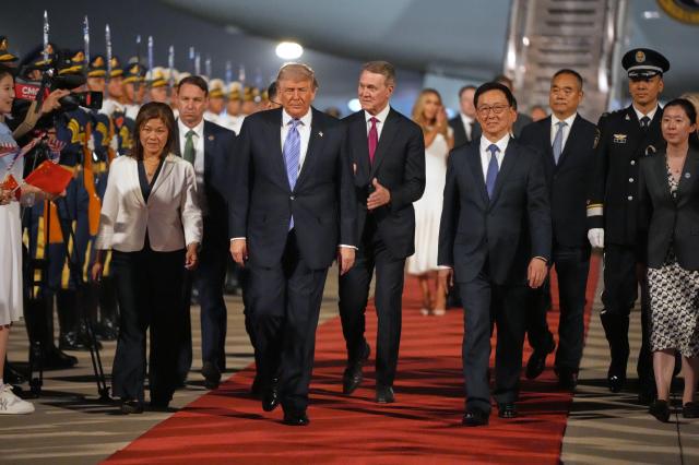 特朗普抵达北京 正式开启对中国国事访问