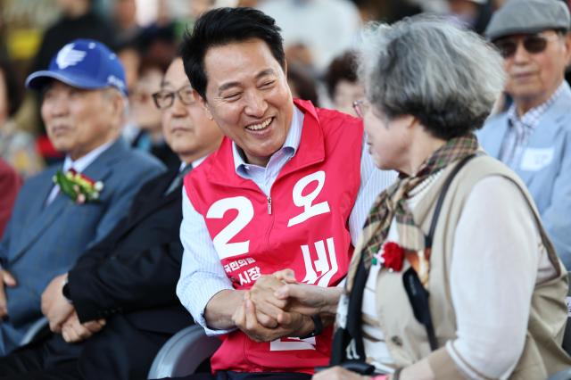 People Power Party Seoul mayoral candidate Oh Se-hoon speaks with a citizen during a Parents’ Day event at Cafe Waterfall Plaza in Seodaemun-gu Seoul on May 8 2026 Yonhap 