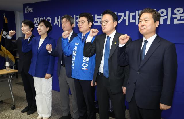 Rep Park Joo-min second from right poses for a commemorative photo with Democratic Party of Korea Seoul mayoral candidate Chong Won-o third from right and fellow Democratic Party lawmakers during an election committee meeting at Chong’s campaign office in Jung-gu Seoul on April 28 2026 Yonhap 