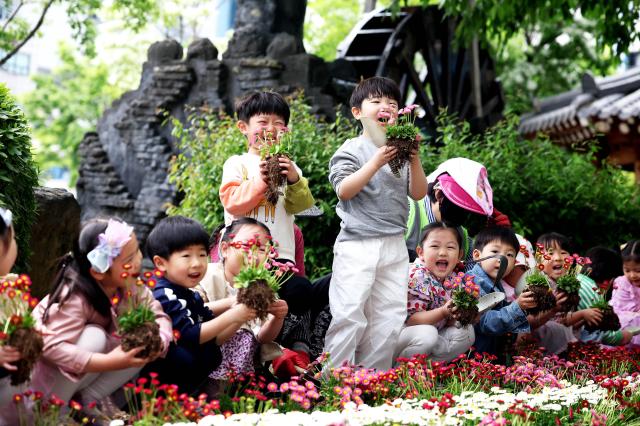 【亚洲人之声】幼儿园每日刷屏晒照 形式主义裹挟下的幼教生态失衡