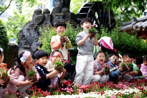 【亚洲人之声】幼儿园每日刷屏晒照 形式主义裹挟下的幼教生态失衡