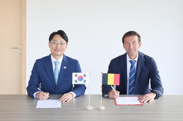 11일 벨기에 브뤼셀을 방문한 임광현 국세청장이 한-벨기에 국세청장회의에서 필립 반 데 벨데Filip Van de Velde 벨기에 국세청장과 징수공조 실무협정에 서명하고 있다사진국세청