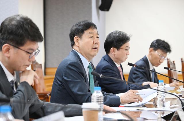 구윤철 부총리 겸 재정경제부 장관왼쪽 두 번째이 5월 14일 서울 중구 은행연합회에서 열린 시장상황점검회의를 주재하고 있다 사진재정경제부
